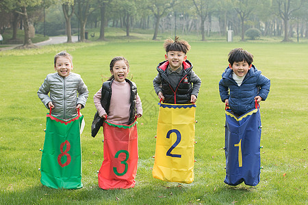 游戏研发在草地上玩耍的孩子们背景