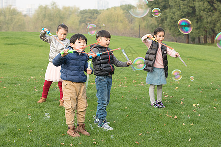 小孩子吹泡泡图片