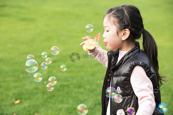 吹泡泡的女生图片