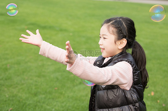 吹泡泡的女生图片