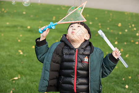 吹泡泡的小男孩图片