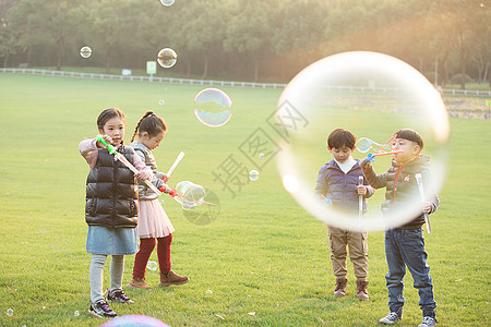 小孩子吹泡泡背景图片