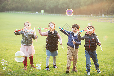 小孩子吹泡泡背景图片