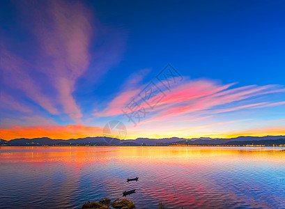 洱海日出色彩斑斓的洱海晨曦背景