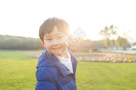 夕阳下开心的儿童图片