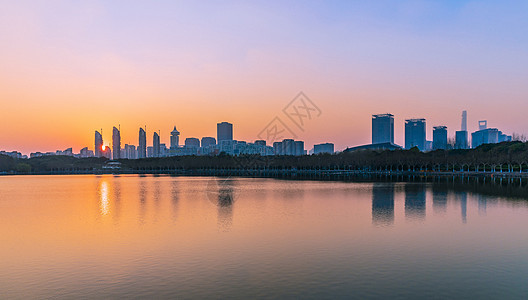夕阳下城市风景图片
