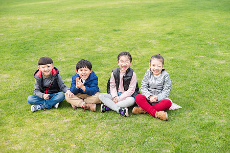 草地上开心的孩子们图片