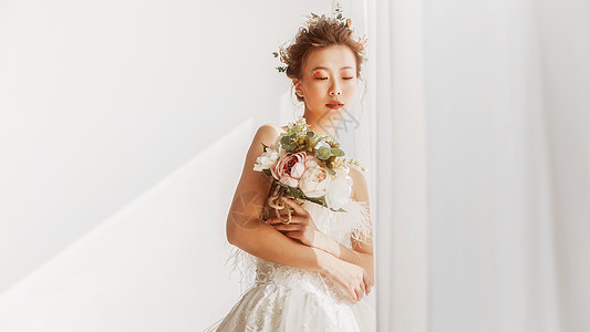 结婚化妆婚纱美女捧着花束背景