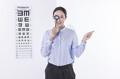 测视力的年轻女性背景图片