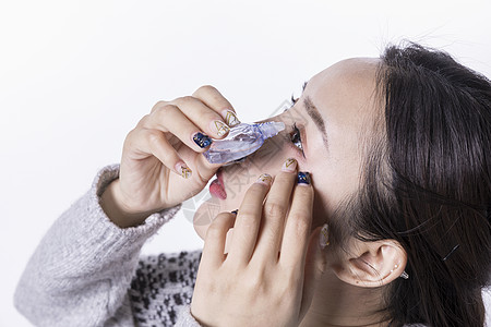 医疗图片滴眼药水的女性背景