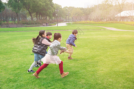 儿童草坪玩耍奔跑高清图片