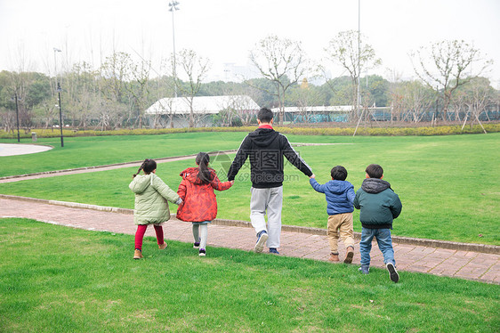 幼师带儿童公园玩耍图片