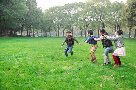 做时间的朋友儿童草坪玩耍做游戏背景