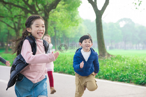 儿童草坪玩耍奔跑图片