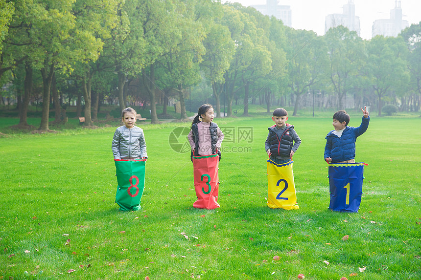 儿童公园草坪玩耍开心图片