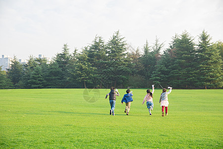 儿童草地玩耍背影背景图片