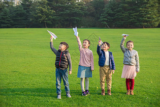 儿童草地玩耍纸飞机图片