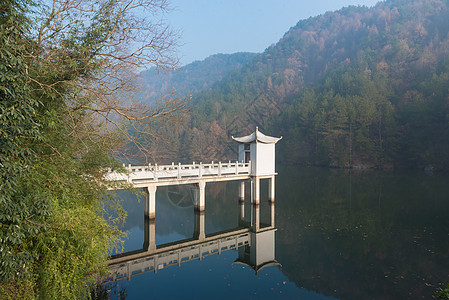 武汉木兰天池湖面小亭背景