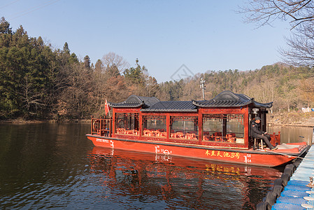 武汉木兰天池湖面停泊的游船背景