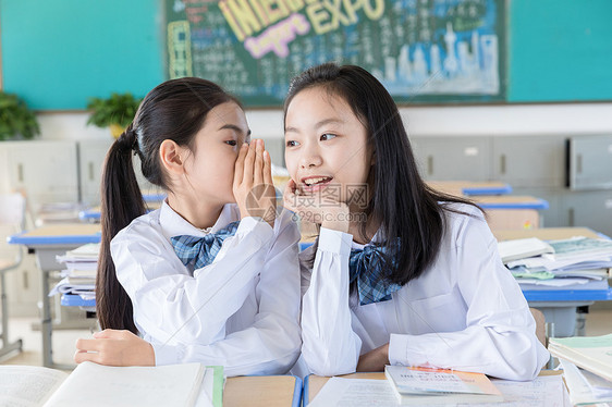 女学生课间悄悄话图片