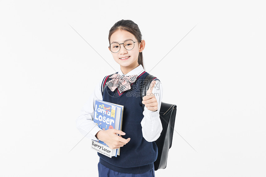 小学生女生和书图片