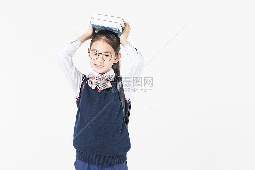 小学生女生和书图片