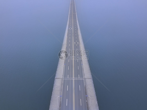 无车的跨江大桥图片