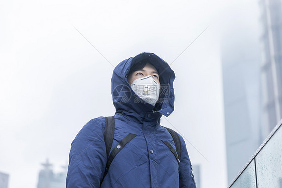 在雾霾张瞭望远方图片