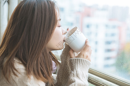 美女冬季手捧杯子高清图片