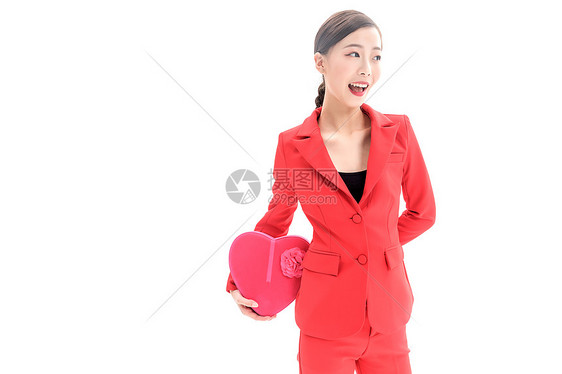 红色装女性白底图片