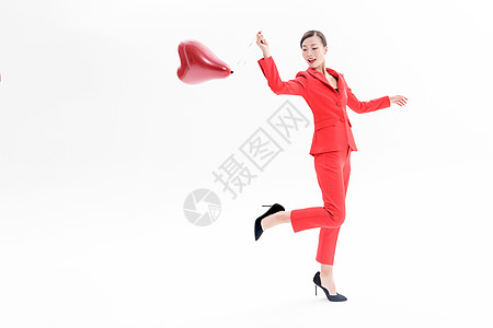 红西装女性手持气球图片
