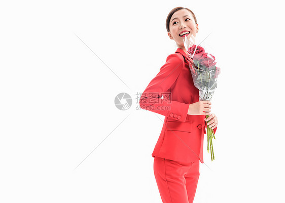 红西装女性手拿玫瑰图片