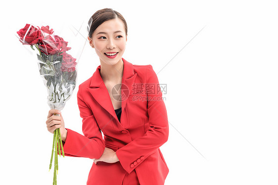 红西装女性手拿玫瑰图片