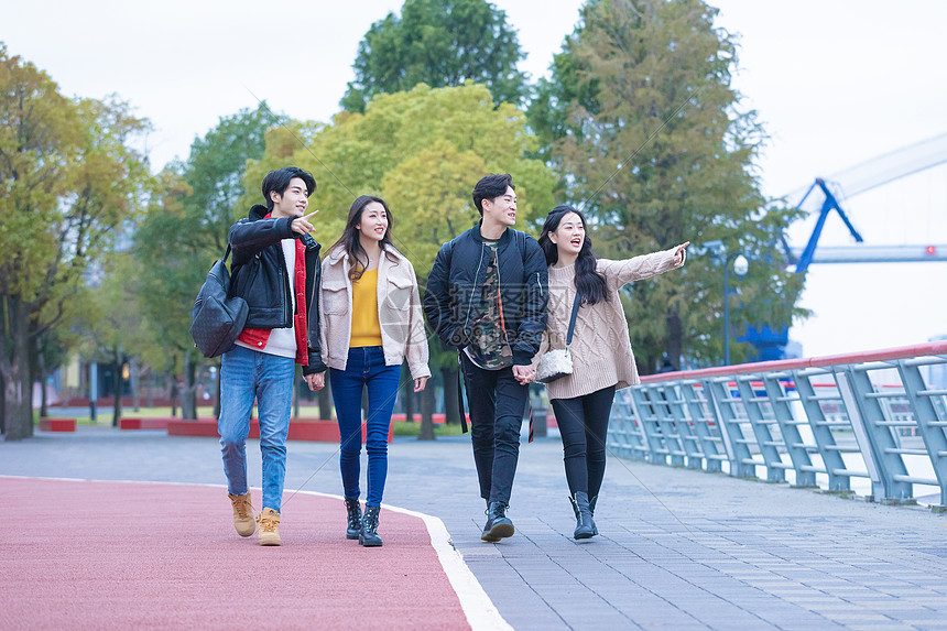 年轻人路边行走