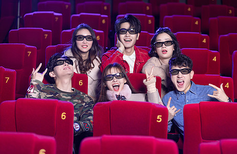看电影的青年们图片