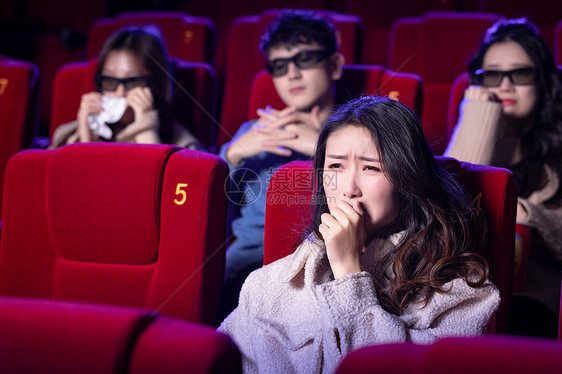 女性看悲伤电影图片