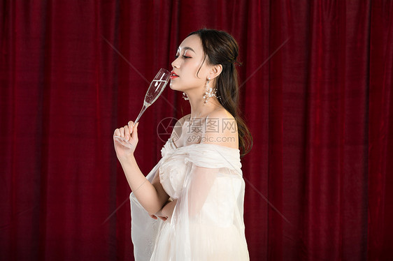 气质美女喝香槟图片