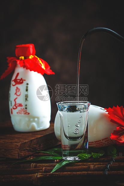 往杯子中倒白酒