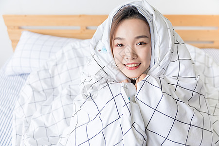 被窝瑟瑟发抖美女居家裹被子背景