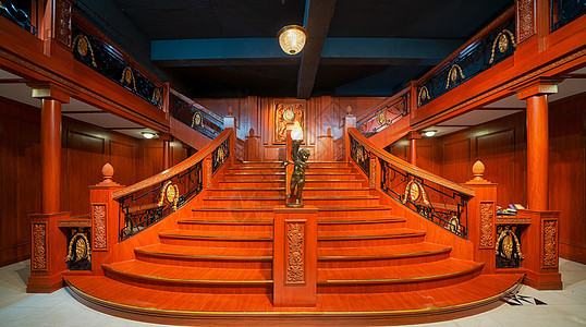 泰坦尼克号复古旋转楼梯图片
