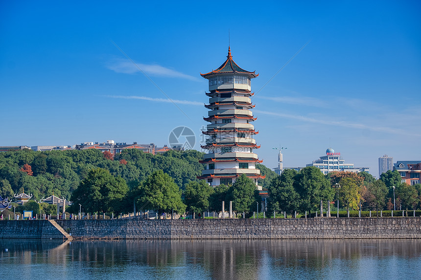 湖南长沙烈士公园年嘉湖边的佛塔