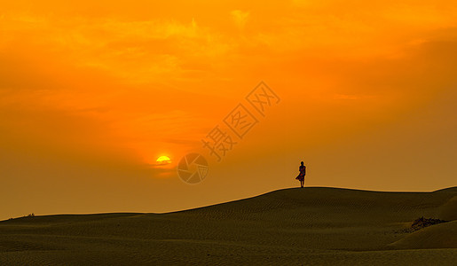 沙丘落日图片