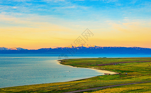 赛里木湖风光雪山与湖泊背景