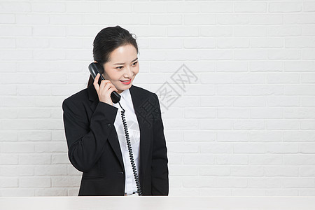 商务女性前台打电话背景图片