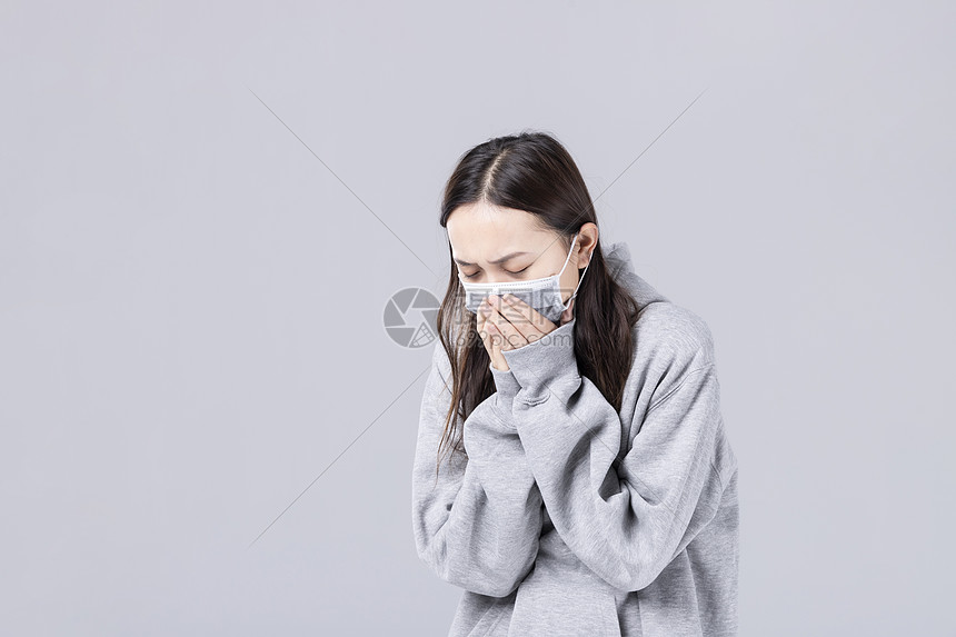 戴着口罩咳嗽的女孩图片