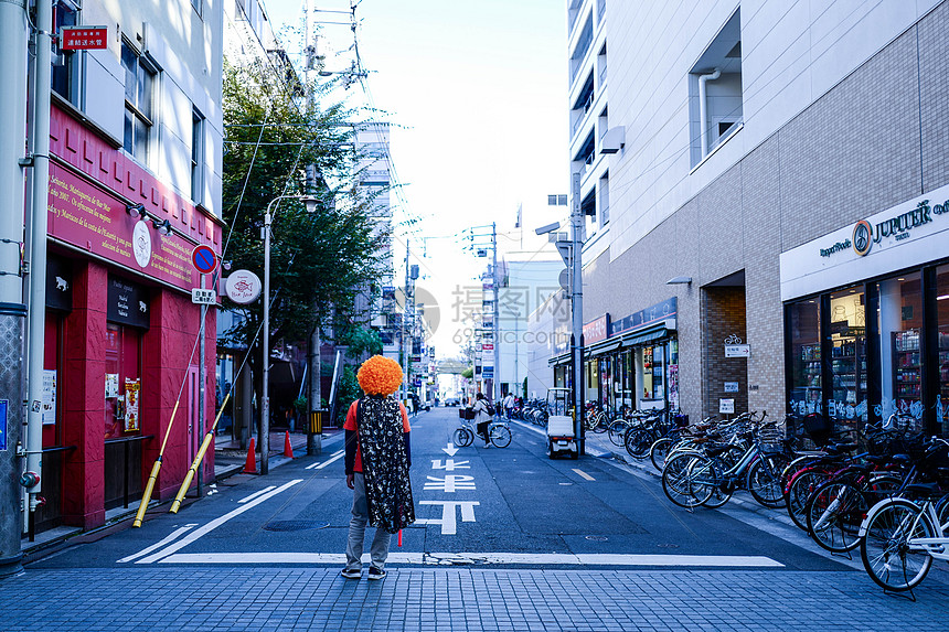 日本高松瓦町街头引导停车的男子图片