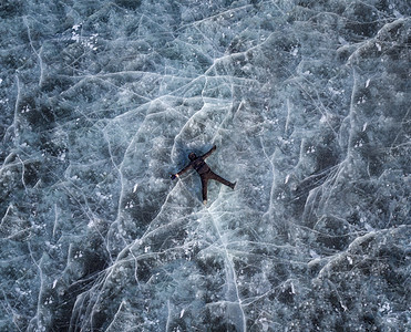 航拍冰面上的人像图片