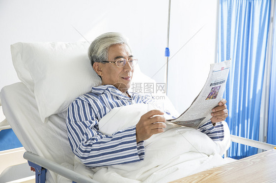 老年病人病床看报纸图片