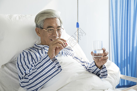老年病人病床吃药高清图片