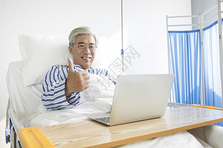 老年病人病床上网高清图片